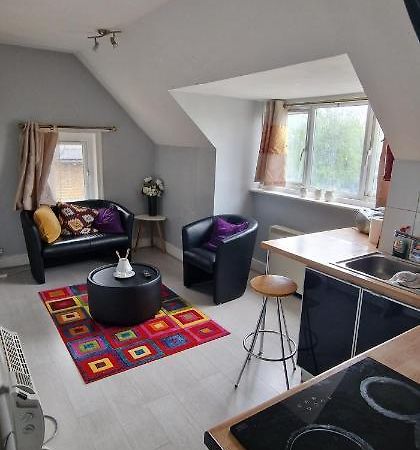 لندن Cosy 2 Bedroom Flat - Sleeps 6 People - Close To Lewisham Dlr/Train Station المظهر الخارجي الصورة