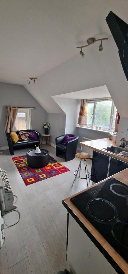 لندن Cosy 2 Bedroom Flat - Sleeps 6 People - Close To Lewisham Dlr/Train Station المظهر الخارجي الصورة