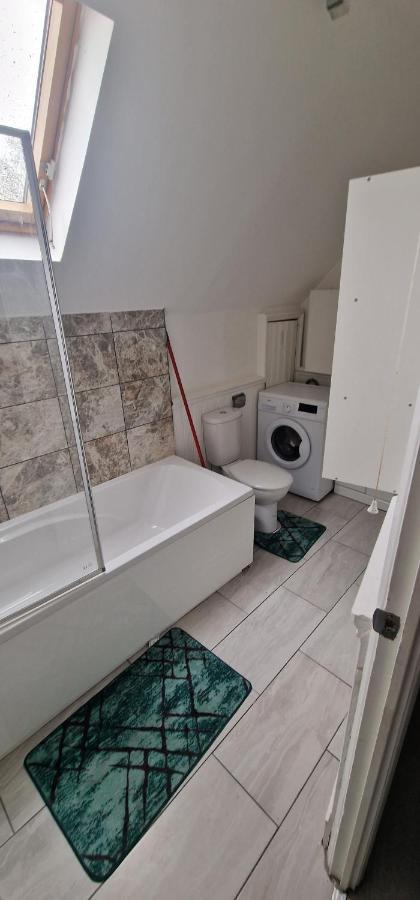 لندن Cosy 2 Bedroom Flat - Sleeps 6 People - Close To Lewisham Dlr/Train Station المظهر الخارجي الصورة